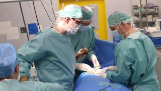 Tým chirurgů ústecké nemocnice při operaci. Foto: Krajská zdravotní