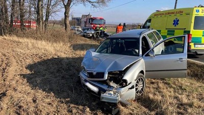 OBRAZEM: U srážky dvou aut na Žatecku zasahovali hasiči se záchrankou