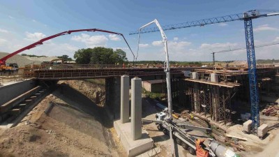 Na mostě u Chlumčan se dělá další betonáž. Množství spotřebovaného betonu by pokrylo tenisové hřiště do výšky téměř dvou a půl metru