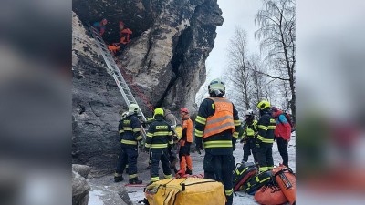 OBRAZEM: Romantický výlet do skal skončil výjezdem záchranářů, pro zraněného muže letěl vrtulník