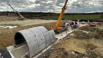 Stavba D7 u Chlumčan intenzivně pokračuje po celé délce trasy. Hotovo by mělo být v příštím roce