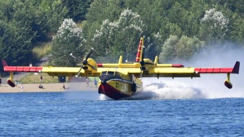 Letoun Canadair z Itálie na jezeře Milada. Foto: Lucie Libešová