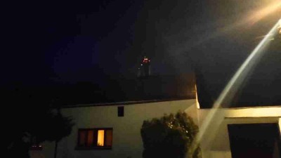 V komíně na domu v Levonicích hořely saze. Hasiči zabránili rozšíření požáru na střechu