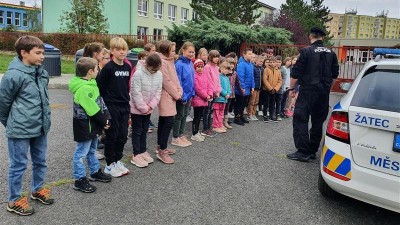 FOTO: Škola začala a s ní i besedy se žateckými strážníky. Jako první zavítala městská policie do ZŠ Jižní