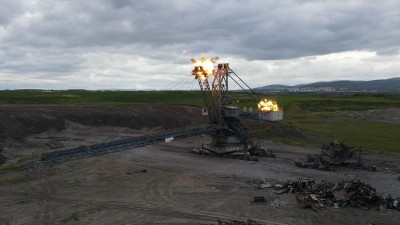 VIDEO: Záblesk, rána a řítí se k zemi. Přes šedesát let starý zakladač skončil odstřelem