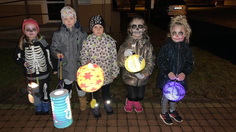 Březnem u Chomutova prošla strašidla s lampiony. Foto: Jitka Fárová