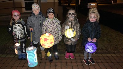 OBRAZEM: Březnem u Chomutova prošla strašidla s lampiony. Konal se tam totiž Halloweenský lampionový průvod