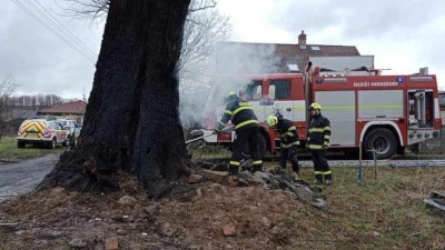 OBRAZEM: Kdosi neustále zapaluje dvě stě let starý strom. Hasiči k němu vyjížděli letos hned několikrát