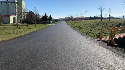 FOTO: Problémový úsek silnice v Čeradicích u Žatce je už opravený. Radnice získala dotace