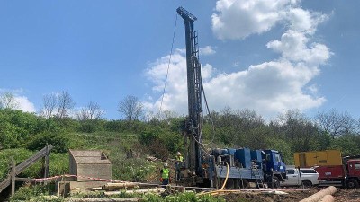 FOTO: Do Žiželic přijela vrtná plošina. Odčerpáním spodní vody se má stabilizovat problémový svah