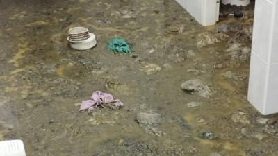 VIDEO a FOTO: Mateřskou školu v Hrobčicích zasáhla hnědá kalamita! Hasiči smrdutou potopu likvidovali v dýchacích přístrojích