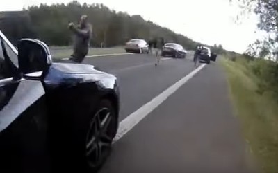 VIDEO: Policejní zátah na dealerku drog! Kriminálka ji vytáhla na koridoru z auta