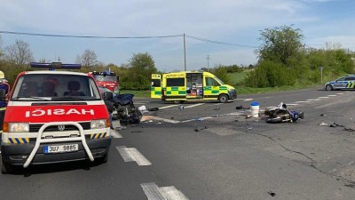 FOTO AKTUÁLNĚ: Vážná nehoda u Postoloprt, na křižovatce se srazilo auto s motorkářem