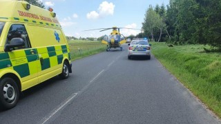 Záchranáři a policisté na silnici, u které byl nalezen havarovaný vůz. Foto: Policie ČR