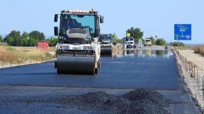 Na obchvatu Žiželic se už asfaltuje, otevření se pomalu blíží