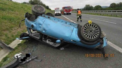 Na dálnici D8 dnes ráno bouralo auto, policisté potřebují mluvit se svědky