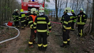 Hasiči mají za sebou perný víkend, vyjížděli téměř ke třem stovkám požárů. Skoro polovina byla v přírodě