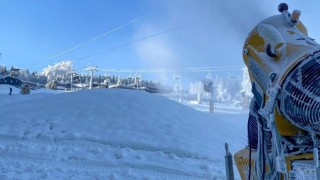Na Kl&iacute;nech opět spustili děla, snaž&iacute; se, aby v nejbliž&scaron;&iacute; době mohli otevř&iacute;t aspoň svah s pomou. Foto: Sportare&aacute;l Kl&iacute;novec
