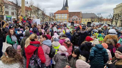 OBRAZEM: Na Masopustní veselí v Lounech dorazily stovky lidí, převážně dětí. Průvod masek převzal vládu nad městem