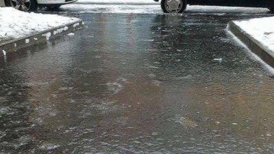 V&Yacute;STRAHA: Teplej&scaron;&iacute; vzduch přinese mrznouc&iacute; d&eacute;&scaron;ť, meteorologov&eacute; varuj&iacute; před silnou ledovkou