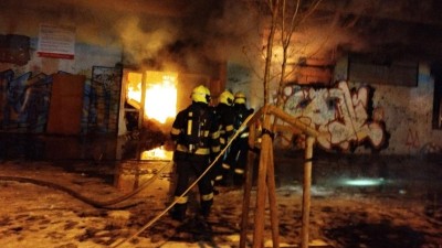 Ničivý noční požár v Chomutově: Příčinou je pravděpodobně pyrotechnika, kterou u objektu odpálilo malé dítě