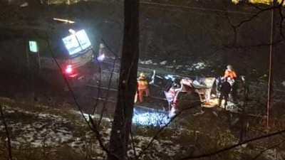 FOTO: Dvě vážné nehody: Vlak rozmačkal osobák, další auto vylétlo do pole