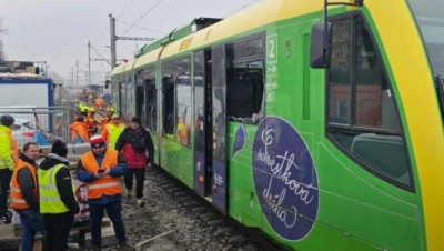OBRAZEM: Do vlaku na Švestkové dráze narazil náklaďák, dva lidé utrpěli zranění