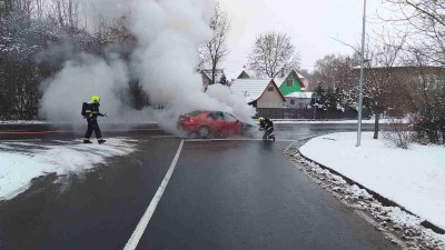 Ve Velemyšlevsi hořelo osobní auto, zřejmě za to může závada na elektroinstalaci