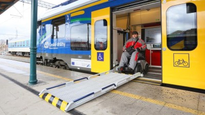 Do vlaků se vrací i cestující s handicapem, letos mají k dispozici rekordní počet bezbariérových spojů