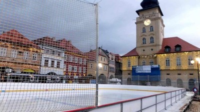 Kluziště před radnicí v Žatci je otevřené, do konce roku slouží bruslařům