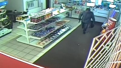 VIDEO: Loupežné přepadení na benzínce! Muž se zbraní ohrožoval obsluhu, došla si pro něj zásahovka