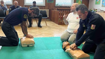 Boj o život nanečisto. Zaměstnanci věznice si vyzkou&scaron;eli prvn&iacute; pomoc