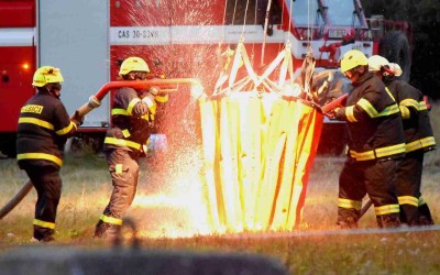 FOTO: Po střelbách ve vojenském prostoru Hradiště začalo hořet. V požářišti byla munice, na pomoc musel přiletět vrtulník