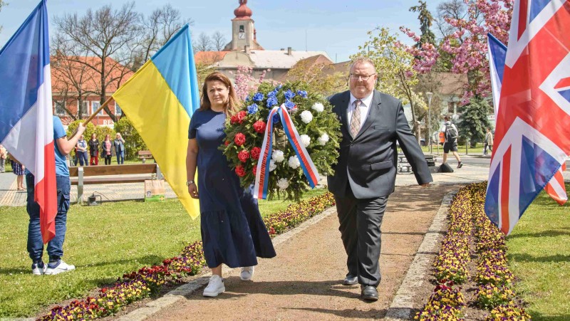 Pokládání věnce v Podbořanech. Foto: Laurencia Helásková