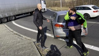 Jeden z řidičů (vpravo) neměl pro protest dopravců pochopení. Foto: Oldřich Hájek