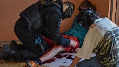 FOTO: Ozbrojení útočníci ve škole v Černčicích! Šlo o cvičení policistů a složek IZS