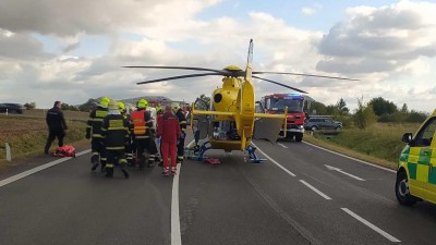 FOTO: U obce Kozly se srazila dvě auta. Hasiči jednoho z řidičů museli oživovat