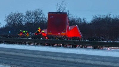 FOTO: Ledovka na Lounsku způsobila už několik nehod, D7 je č&aacute;stečně neprůjezdn&aacute;