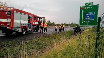 AKTUÁLNĚ: Pozor, nehoda na dálnici. Řidič sjel ze silnice a narazil do značky