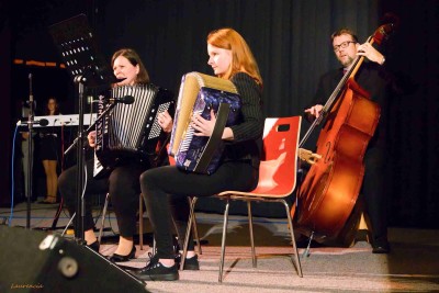 NAPSALI JSTE NÁM: Dlouho připravovaný koncert podbořanského gymnázia "Škola škole" a sbírka pro děti na Ukrajině sklidily velký úspěch