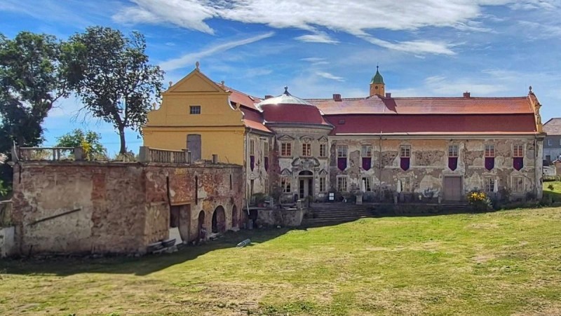 Zámek Poláky je rok od roku hezčí. I díky dobrovolníkům. Foto: Zámek Poláky