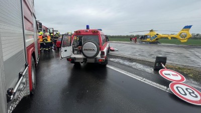 FOTO/AKTUÁLNĚ: Na D7 přistál vrtulník, na místě zasahují hasiči, policisté i záchranáři