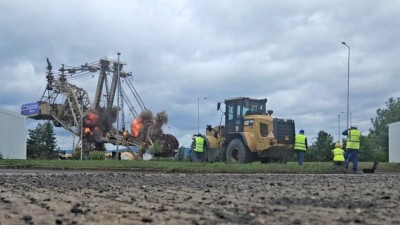 Trhavina Semtex velkostroj rozřezala. Zbyla jen hromada šrotu. Foto: jip