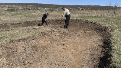 U jezera Most začal vznikat festivalový singletrack, zůstane tam napořád