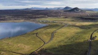 To není jaro, ale pohled na České středohoří přes jezero Most na konci prosince 2022. Foto: e-deniky.cz