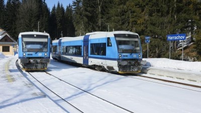 Vlakem lze dojet ke sjezdovkám i do lyžařských běžeckých stop, ušetřit se dá také na skipasu