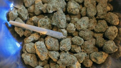 Zdravotn&iacute;ci varuj&iacute;, že lid&eacute; přeceňuj&iacute; označen&iacute; měkk&eacute; či př&iacute;rodn&iacute; drogy, v&scaron;echny podle nich dostanou uživatele do prů&scaron;vihu. Ilustračn&iacute; foto: Pixabay.com/CC0