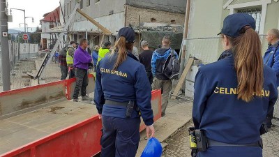 Celníci si došlápli na stavby, hotely i továrny. Zjistili desítky problémů se zaměstnáváním cizinců