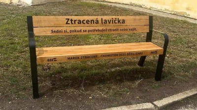 Ztratit se i najít! V Chomutově stojí jedna z laviček Marka Ztraceného