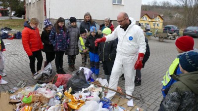 FOTO: Žáci ze základní školy v Bitozevsi se učili, jak správně třídit odpad. Navštívili sběrný dvůr i třídírnu